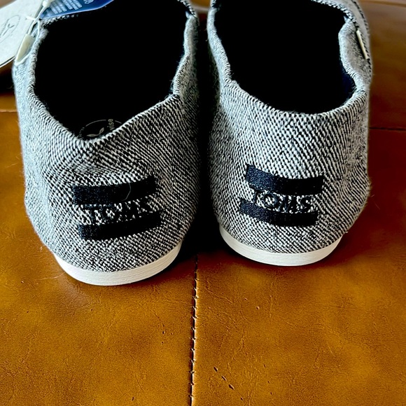 TOMS New With Tags. Women’s size 9. - Picture 4 of 5